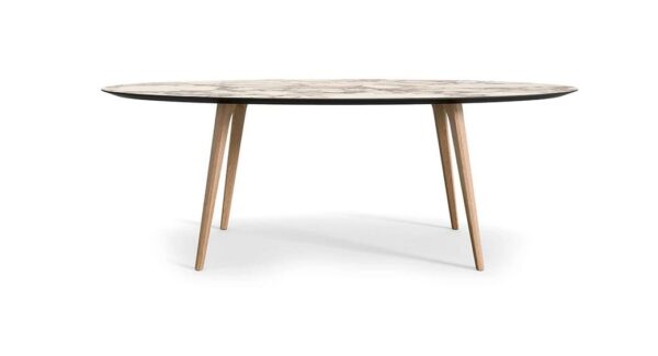 Moderner Esstisch von Novamobili mit eleganter Platte und minimalistischem Design.