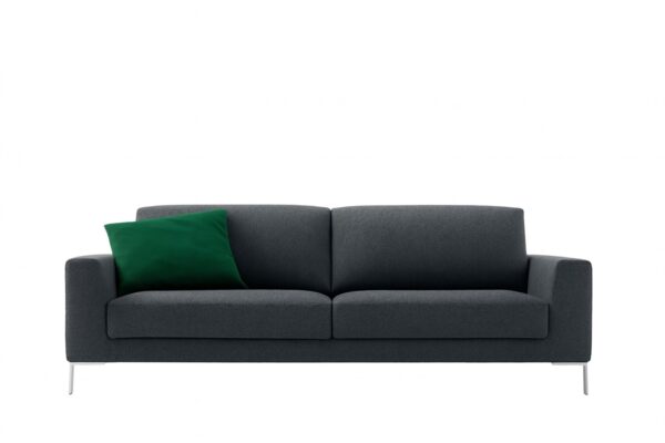 Modernes 4-Sitzer Sofa Edy von Nube in zeitlosem Design für stilvolle Wohnräume.