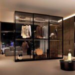 Eleganter Olivieri Glasschrank mit transparenten Glastüren für stilvolle Präsentation.