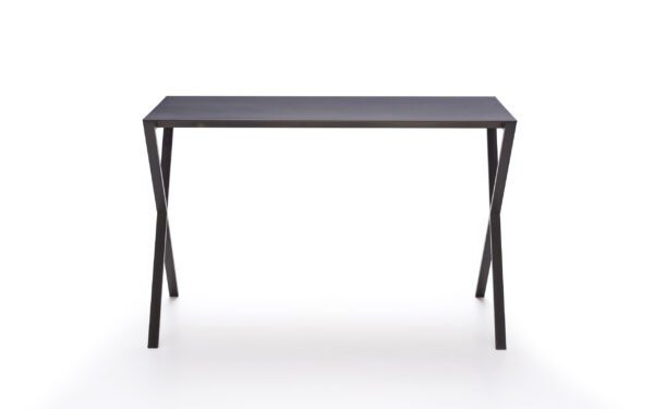 Person spielt entspannt mit Controller auf gemütlicher Couch im modernen Wohnzimmer.