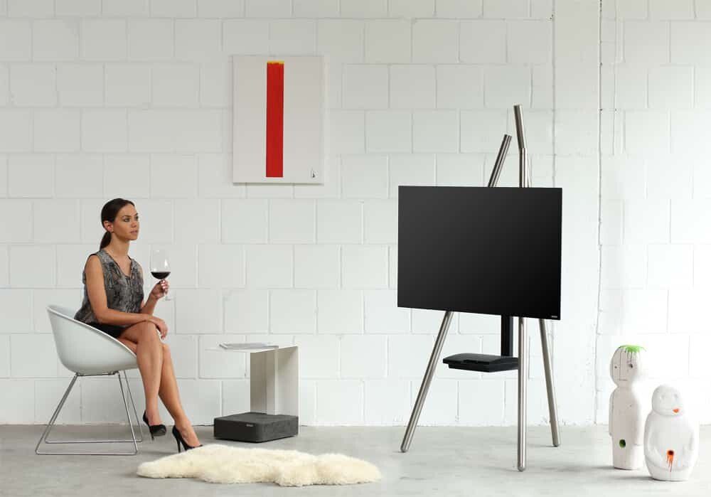Premium TV-Halterung Wissmann Tripod Art 130 mit elegantem Stativ-Design für moderne Wohnräume.