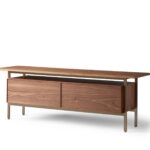 Moderne Chicago Kommode von Punt aus edlem Mehrschichtholz mit minimalistischem Design.
