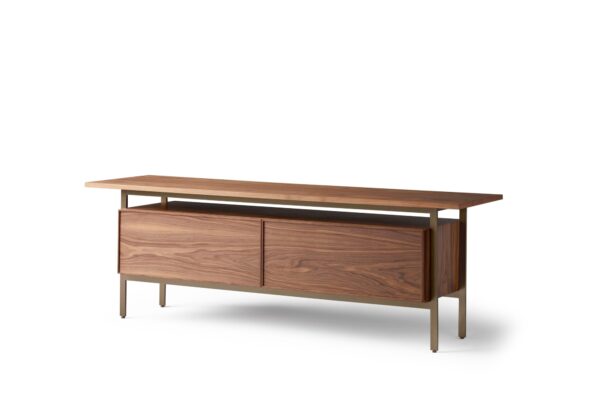 Moderne Chicago Kommode von Punt aus edlem Mehrschichtholz mit minimalistischem Design.