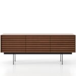 Moderne Sussex 2 Kommode von Punt mit elegantem Design und praktischen Schubladen.