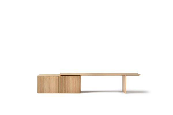 Moderne Velasca Kommode von Punt mit eleganten Schubladen für stilvolle Wohnräume.