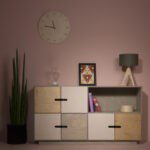 Frische rote Radieschen im Gemüseregal eines Supermarkts.