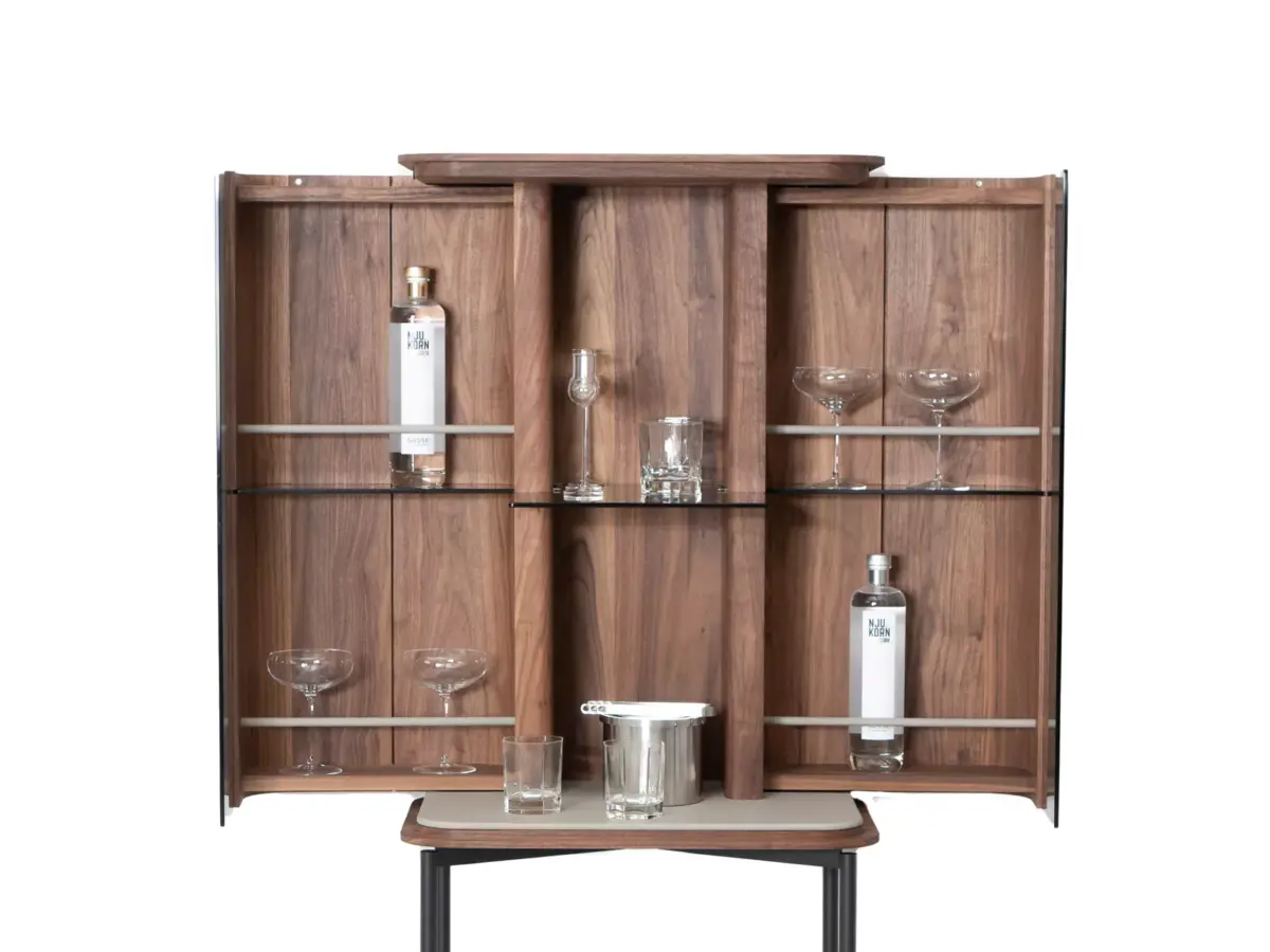 Moderne Bar Yoru von Rodam mit stimmungsvoller Beleuchtung und elegantem Ambiente in Deutschland.