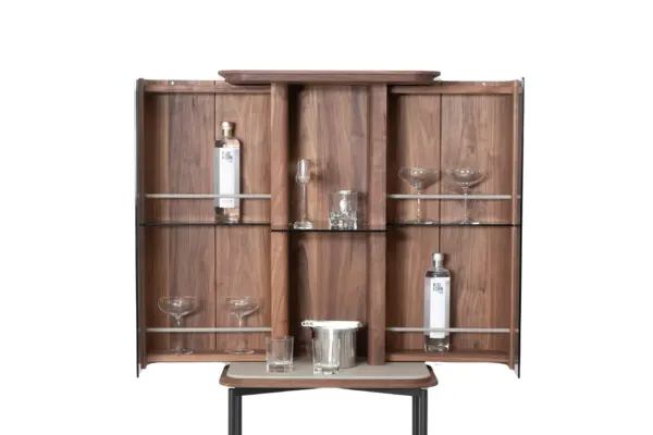 Moderne Bar Yoru von Rodam mit stimmungsvoller Beleuchtung und elegantem Ambiente in Deutschland.