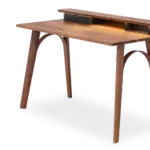 Moderner Arkus Schreibtisch von Rodam mit elegantem Design für stilvolles Arbeiten im Büro.