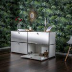 Abstrakte rubinrote und weiße geometrische Formen in moderner Kunstkomposition.