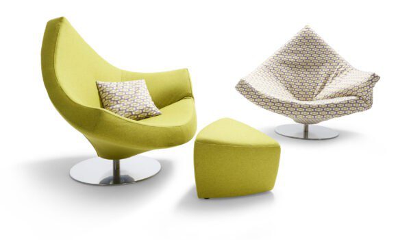 Eleganter Signet Clou Sessel in modernem Design für komfortables und stilvolles Wohnen.