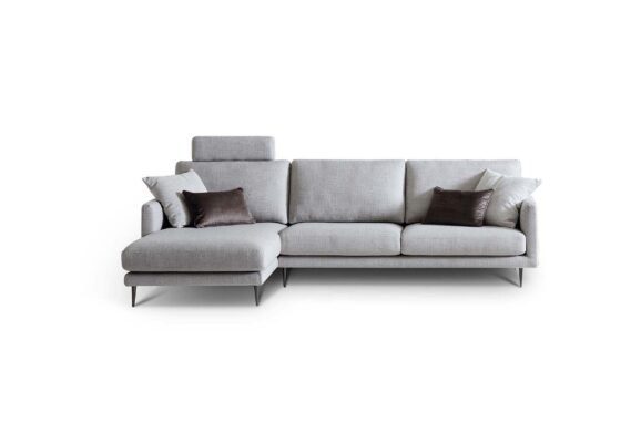 Sofa-Organizer mit mehreren Taschen für Fernbedienung, Zeitschriften und Getränke.