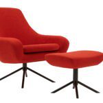 Roter Noomi Sessel von Softline mit weicher Polsterung im modernen Design.