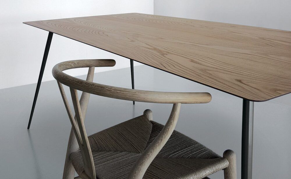 Spillo ausziehbarer Esstisch mit modernem Design für flexible Raumgestaltung.
