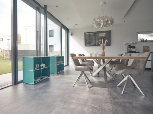 Konektra Lagoon 17 Designerbrille in elegantem Stahlblau mit zeitgemäßer Formgebung.