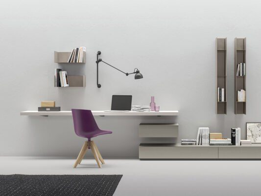 Eleganter Caccaro Schreibtisch mit klarem Design für produktives Arbeiten im modernen Büro.