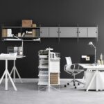 Moderner String Furniture Schreibtisch mit integriertem Regalsystem für das Home Office.