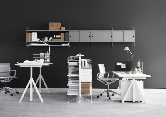 Moderner String Furniture Schreibtisch mit integriertem Regalsystem für das Home Office.