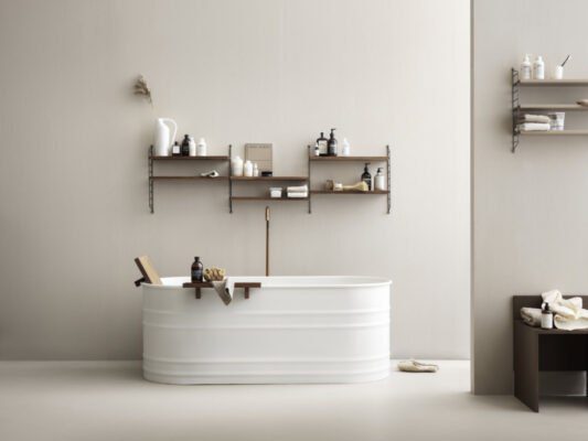 Modernes Badezimmerregal von String Furniture mit praktischen Ablageflächen und minimalistischem Design.