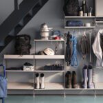 Moderne String Furniture Wandgarderobe in minimalistischem Design für stilvolle Flurgestaltung.