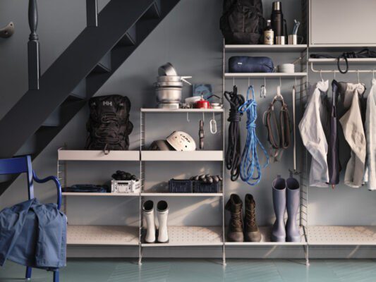 Moderne String Furniture Wandgarderobe in minimalistischem Design für stilvolle Flurgestaltung.