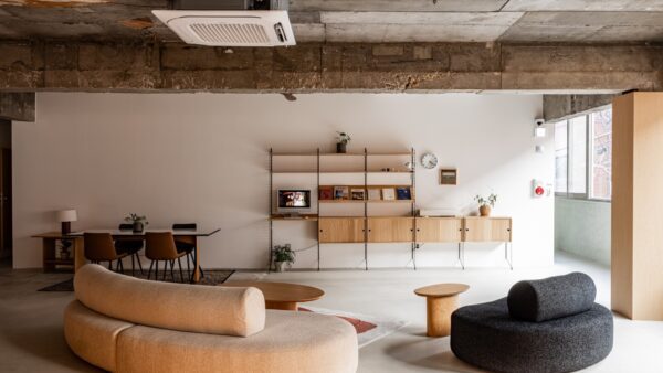 Modernes String Regalsystem mit Büchern und Dekorationsobjekten im skandinavischen Wohnzimmer-Design.