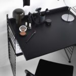 Modernes String Regalsystem mit Schreibtisch und Aufbewahrung für das Kinderzimmer.