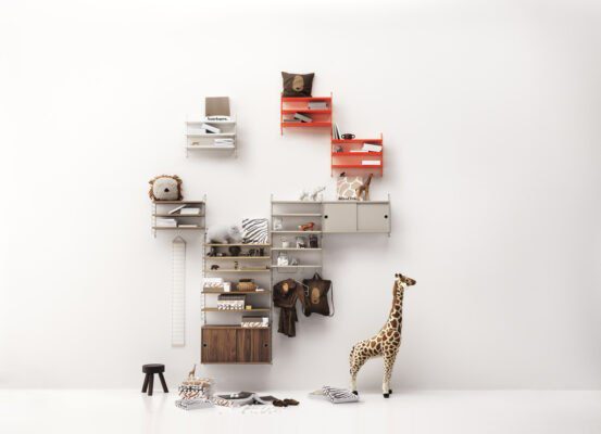 Modernes String Regal mit bunten Boxen und Spielzeug im skandinavischen Kinderzimmer