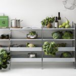 Moderne String Furniture Küche mit offenen Regalen und minimalistischem Design