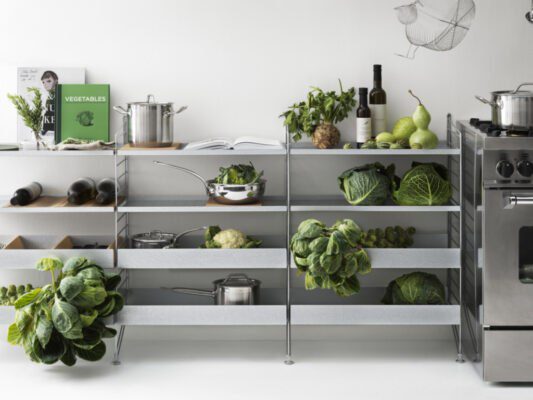 Moderne String Furniture Küche mit offenen Regalen und minimalistischem Design