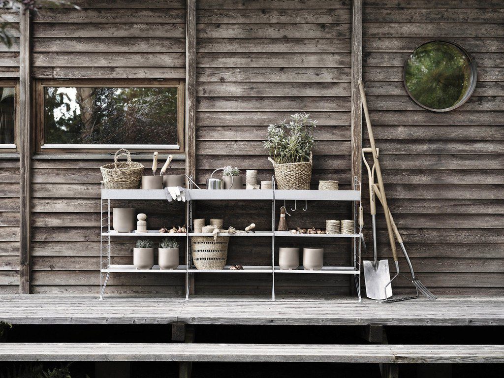 Moderne String Outdoor-Möbel für Terrasse und Garten im skandinavischen Design