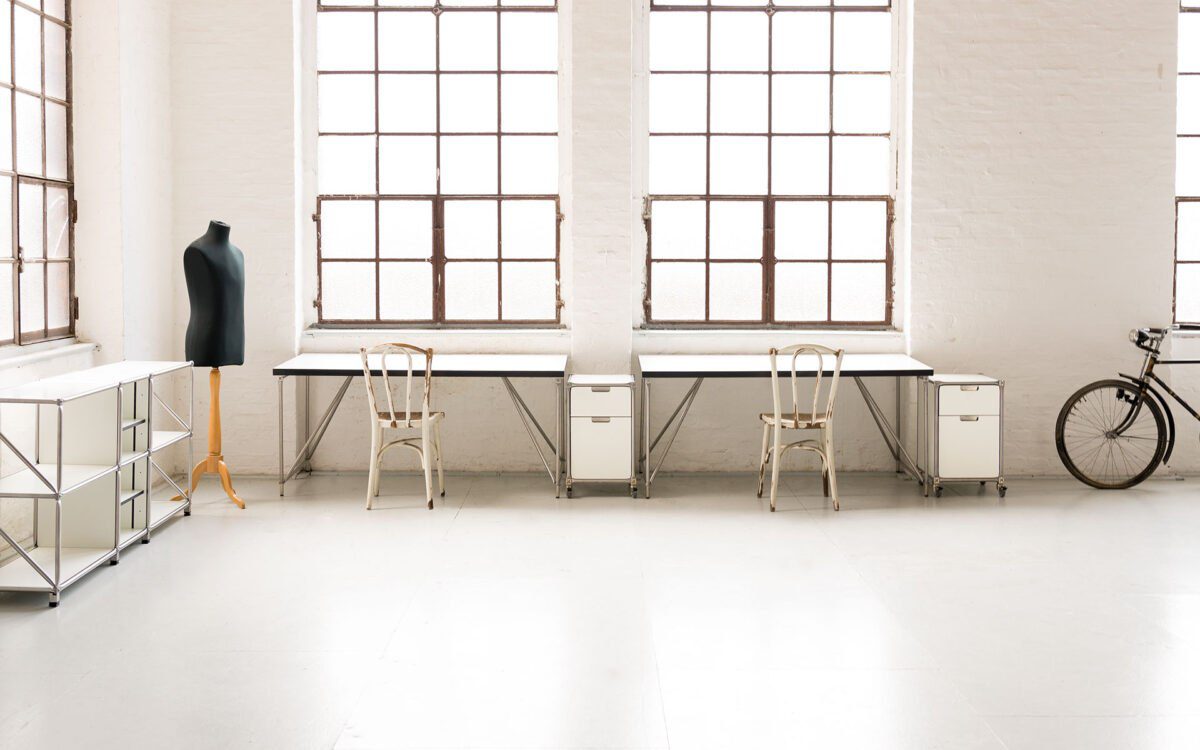 Platzsparender System 180 Rack Pod Klapptisch für flexible Arbeitsplätze und kleine Räume.