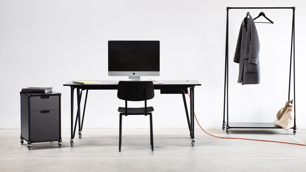 Moderner Bridgepro Bürotisch von System 180 mit flexiblem Tischsystem für ergonomisches Arbeiten.