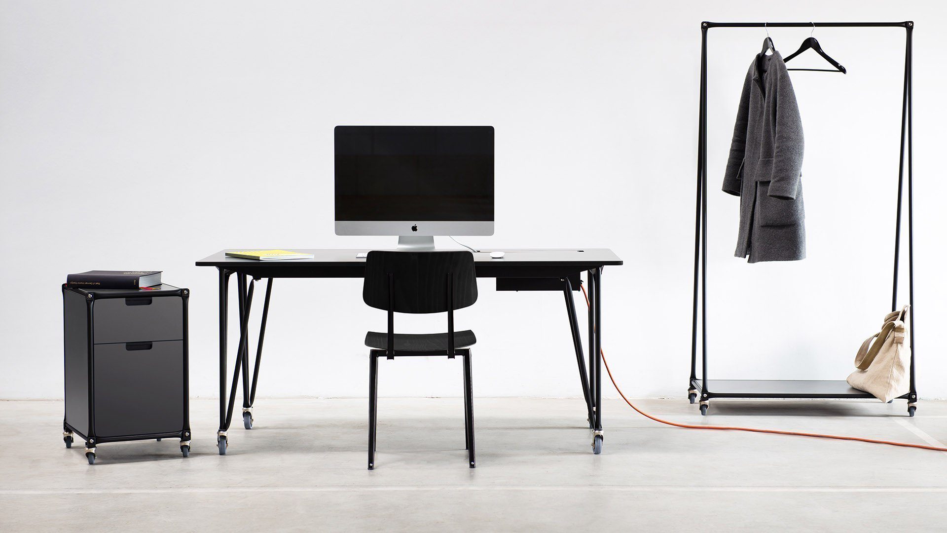 Moderner Bridgepro Bürotisch von System 180 mit flexiblem Tischsystem für ergonomisches Arbeiten.