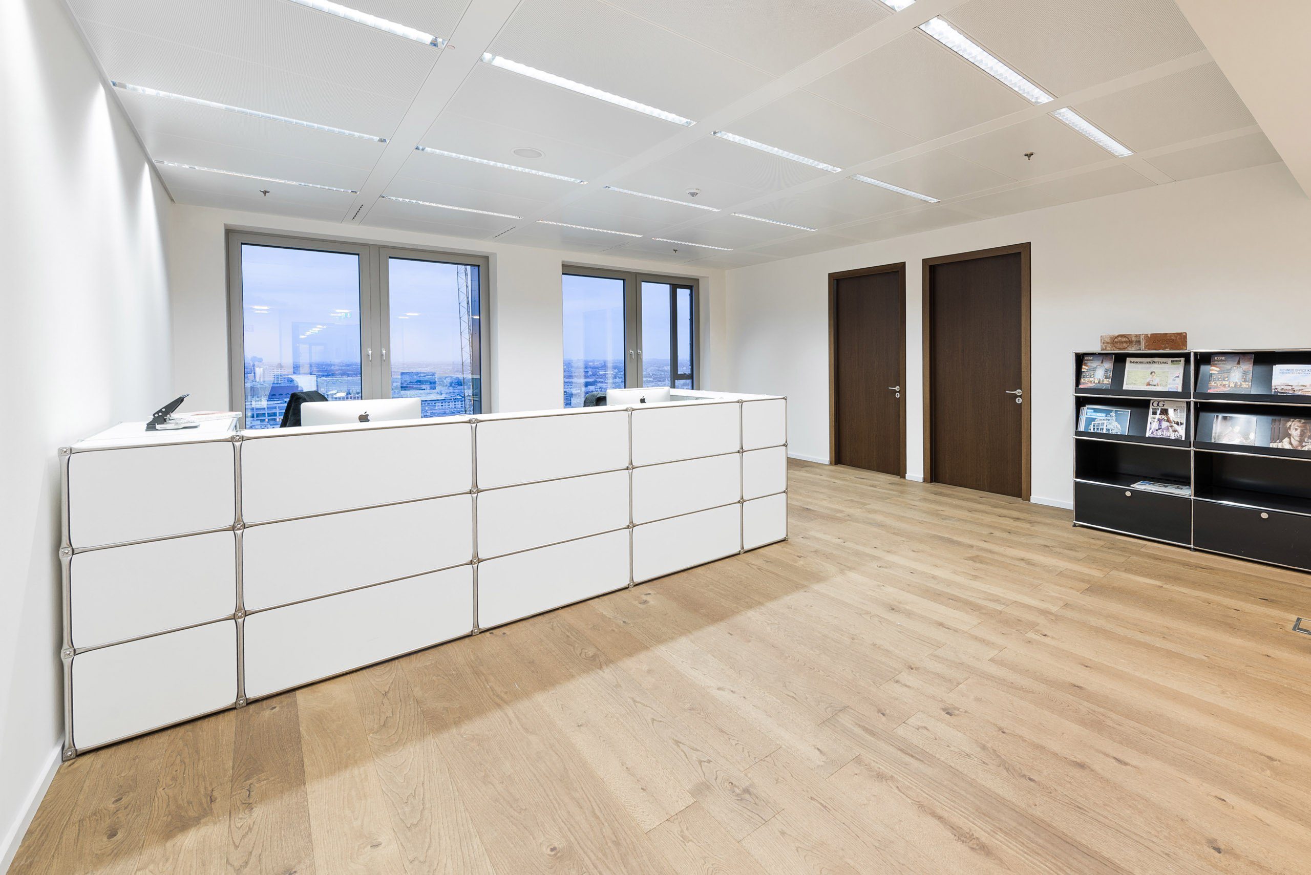Moderne System180 Empfangstheke mit elegantem Design für professionellen Empfangsbereich.