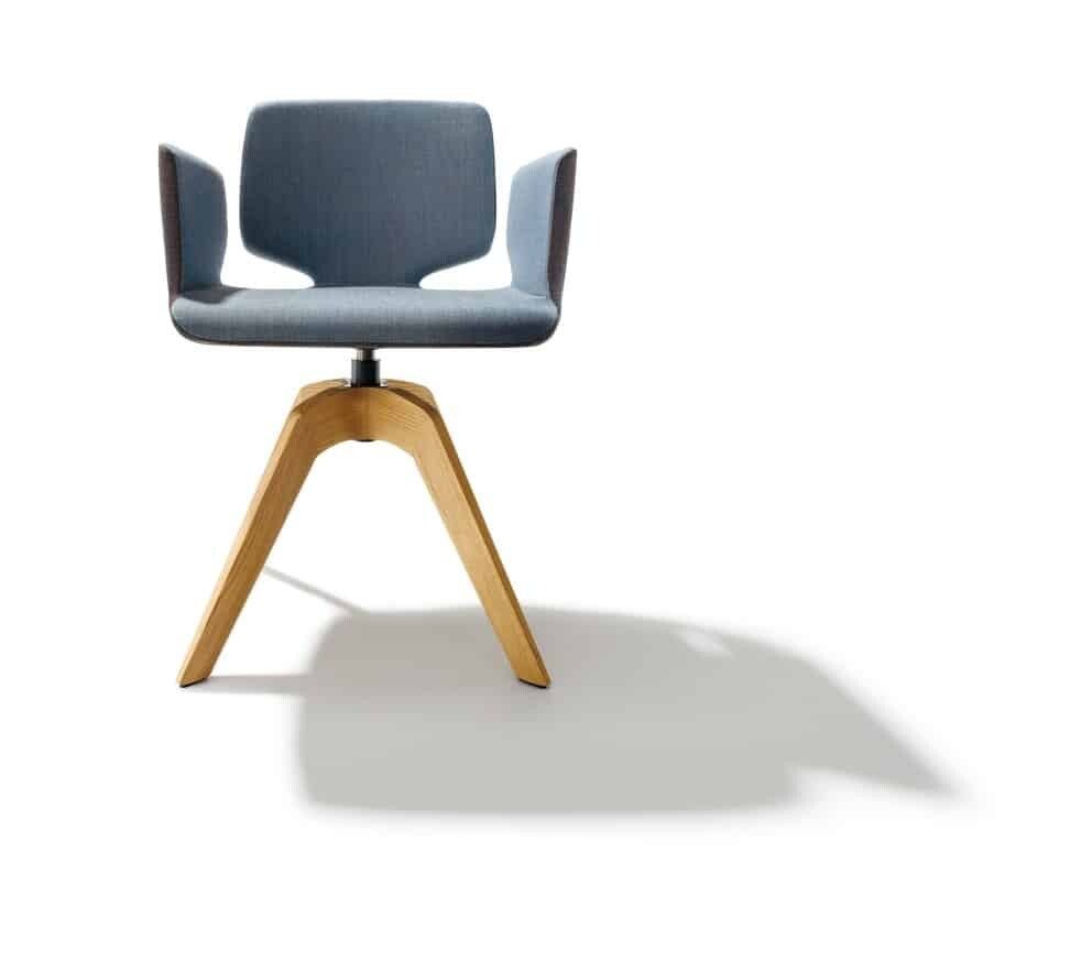 Moderner Aye Drehstuhl von Designer Jacob Strobel für Team 7 mit elegantem Drehgestell.