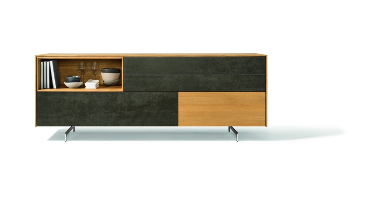 Modernes Filigno Sideboard aus Massivholz von Team 7, entworfen von Designer Dominik Tesseraux.