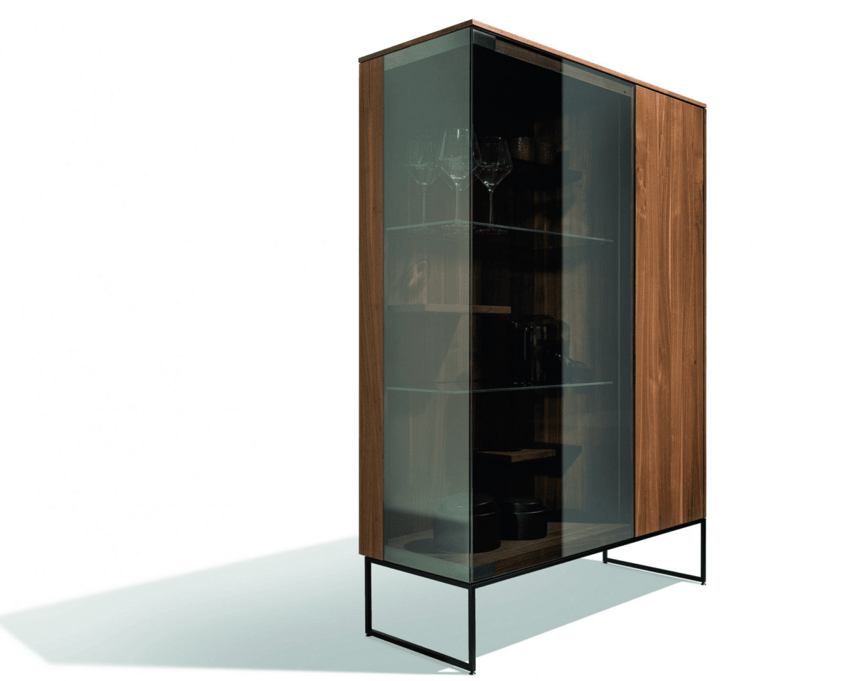 Elegante Filigno Vitrine aus Massivholz von Team 7, Design Sebastian Desch.