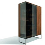 Elegante Filigno Vitrine aus Massivholz von Team 7, Design Sebastian Desch.