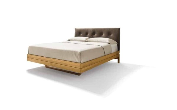 Schwebendes Float Bett aus Massivholz von Team 7, Design Kai Stania.