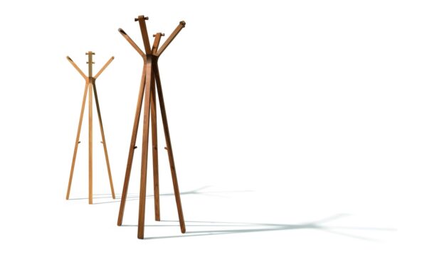 Eleganter Hood Kleiderständer aus Massivholz von Team 7, entworfen von Designer Sebastian Desch.