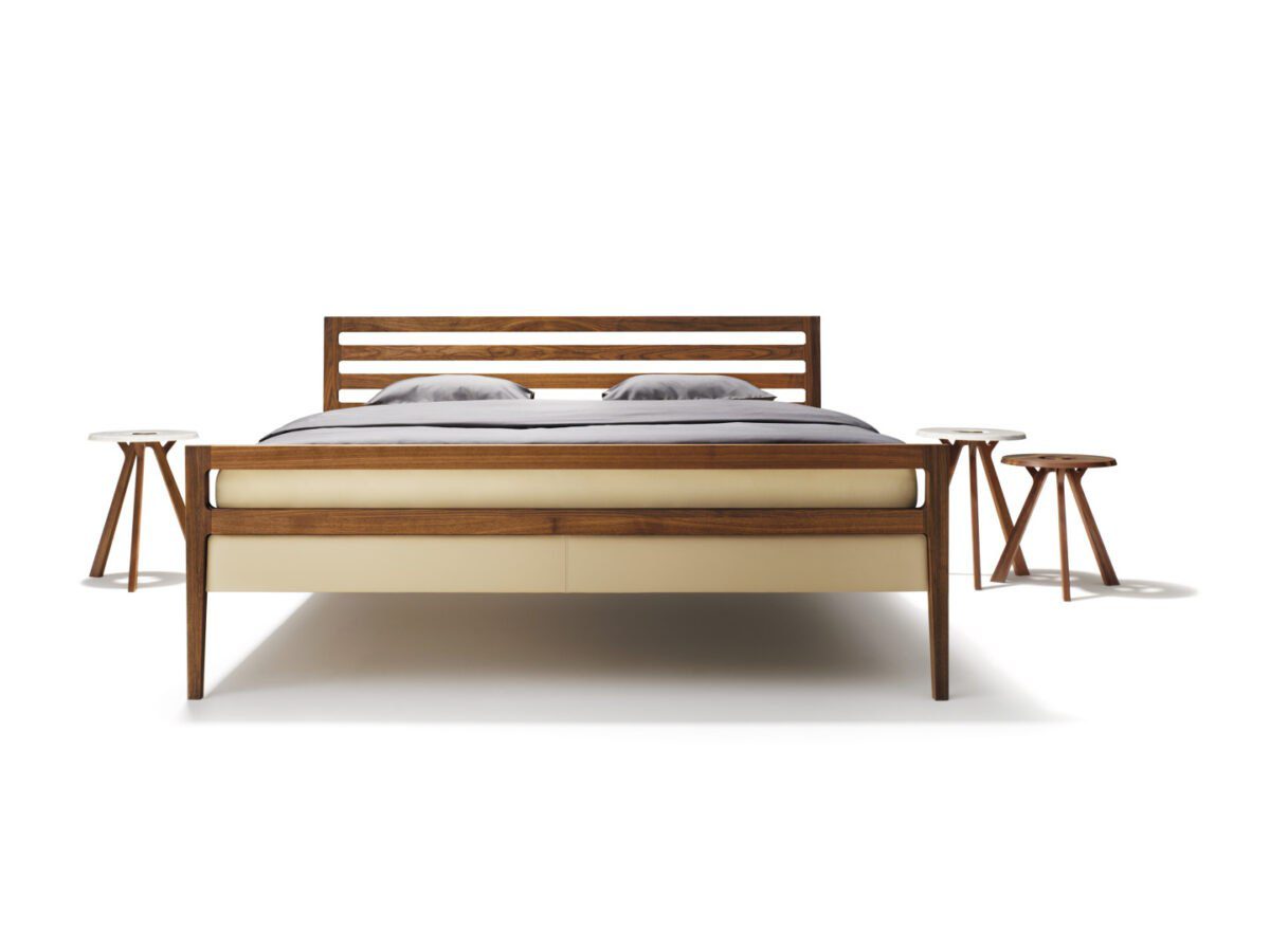 Modernes Mylon Holzbett im minimalistischen Schlafzimmer mit natürlicher Beleuchtung.