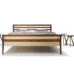 Modernes Mylon Holzbett im minimalistischen Schlafzimmer mit natürlicher Beleuchtung.