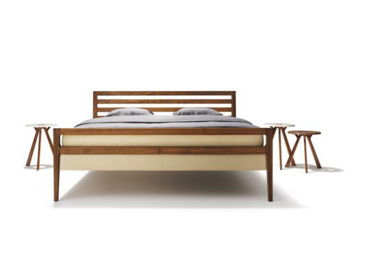 Modernes Mylon Holzbett im minimalistischen Schlafzimmer mit natürlicher Beleuchtung.