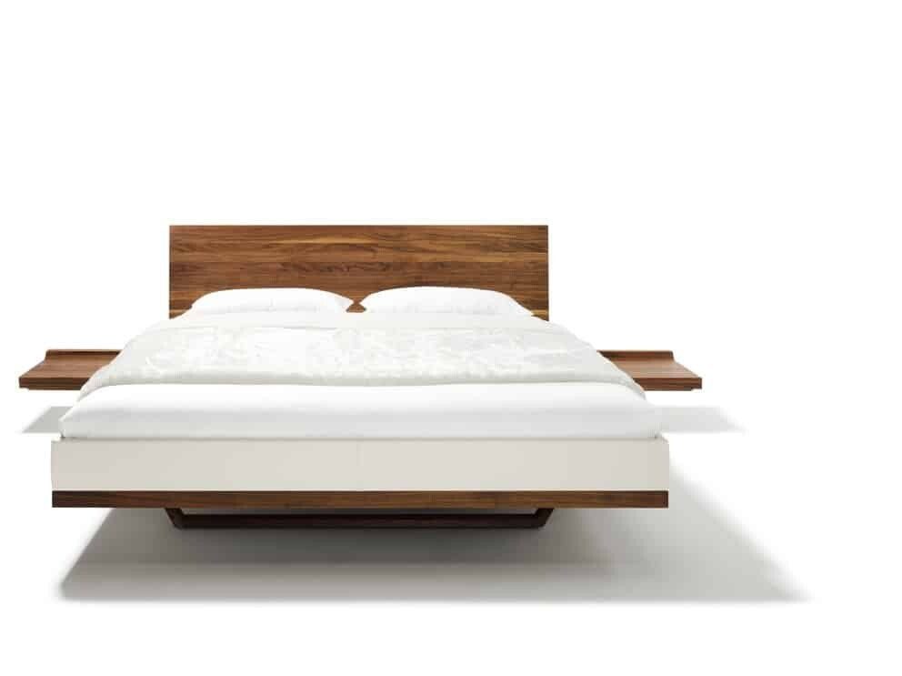 Modernes Riletto Massivholzbett von Team 7, entworfen von Designer Kai Stania.