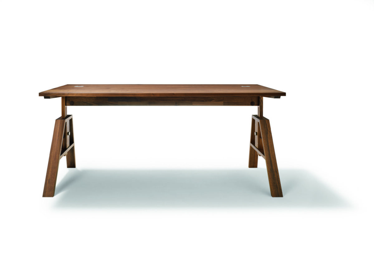 Moderner Team 7 Atelier Schreibtisch aus massivem Holz für ergonomisches Arbeiten im Home-Office.