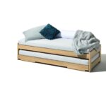 Elegante Tandemliege aus Massivholz von Team 7, entworfen von Designer Stefan Radinger.