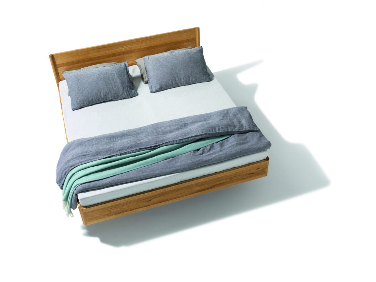 Modernes Times Bett aus Massivholz von Designer Stefan Radinger für Team 7.