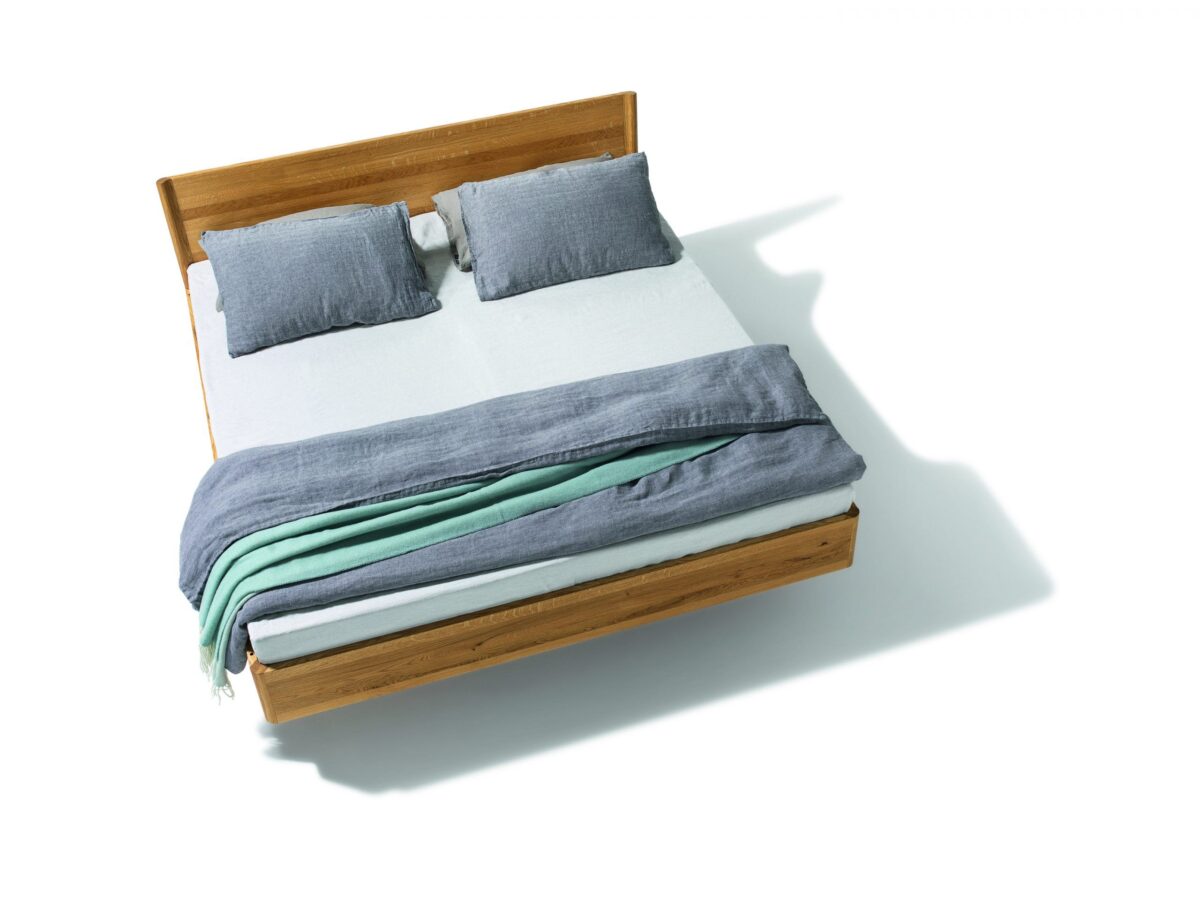 Modernes Times Bett aus Massivholz von Designer Stefan Radinger für Team 7.