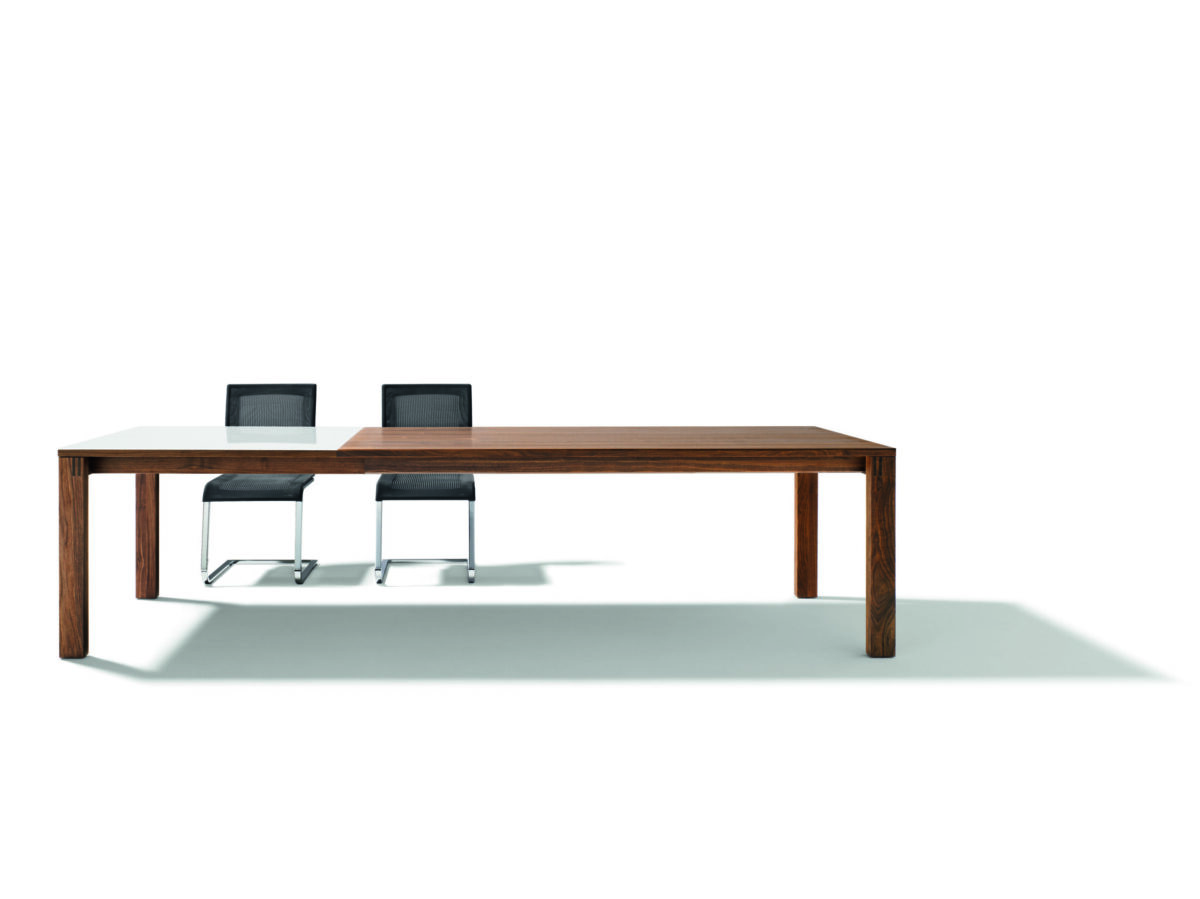 Eleganter Team 7 Magnum Esstisch aus massivem Holz mit modernem Design.